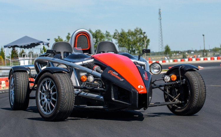 Ariel Atom, przód